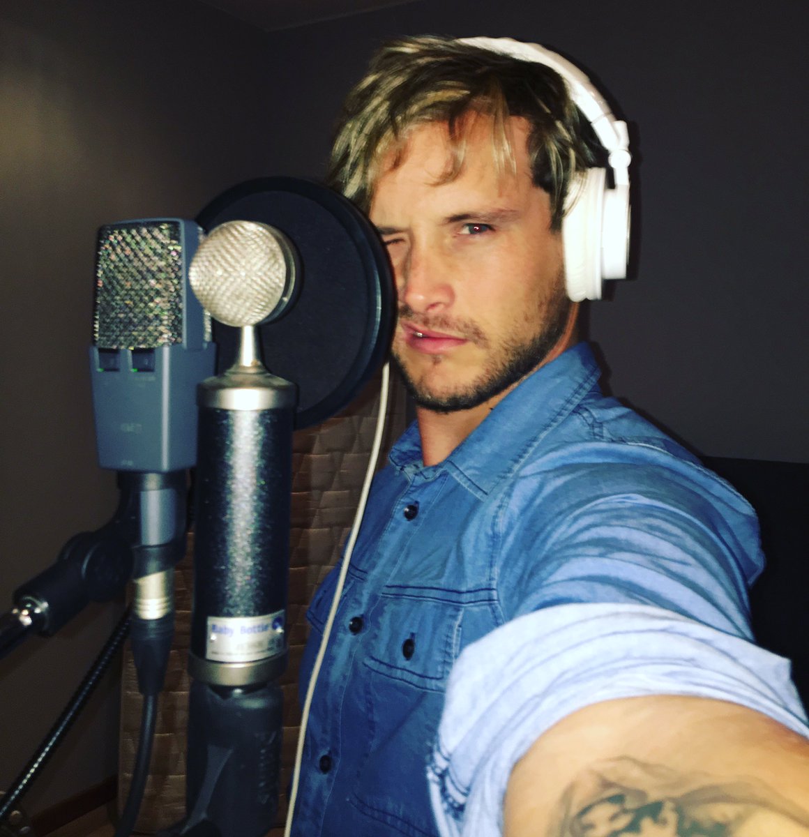 LennieMuller's tweet photo. Spandeer my Sondag in studio saam #producer @botes_gideon besig om laaste paar liedjies lekker te versier vir nuwe album! Wat maak julle? https://t.co/RZP2MMC7ie