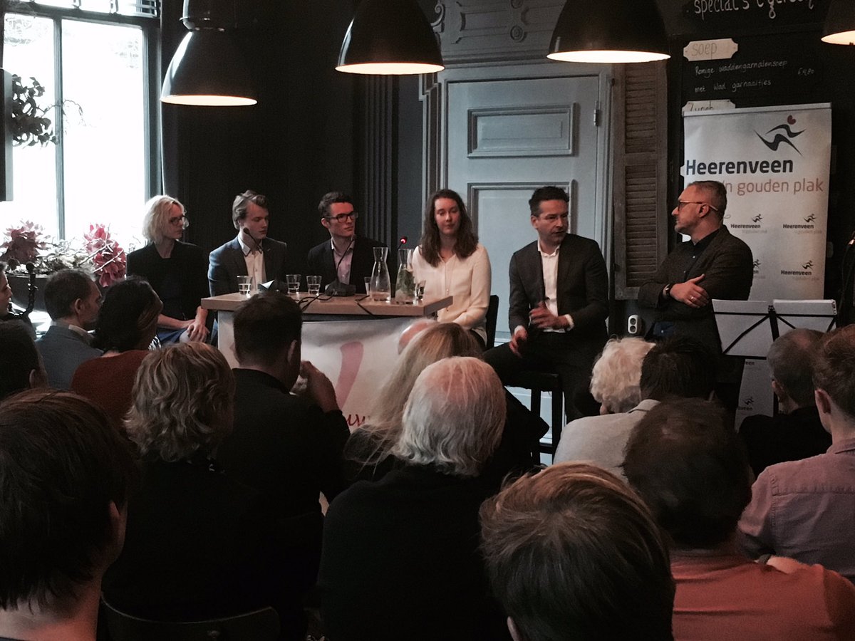 Volle tafel met studenten van de NHL die vragen stellen aan <a href="/J_Dijsselbloem/">Jeroen Dijsselbloem</a> #Heerenveen