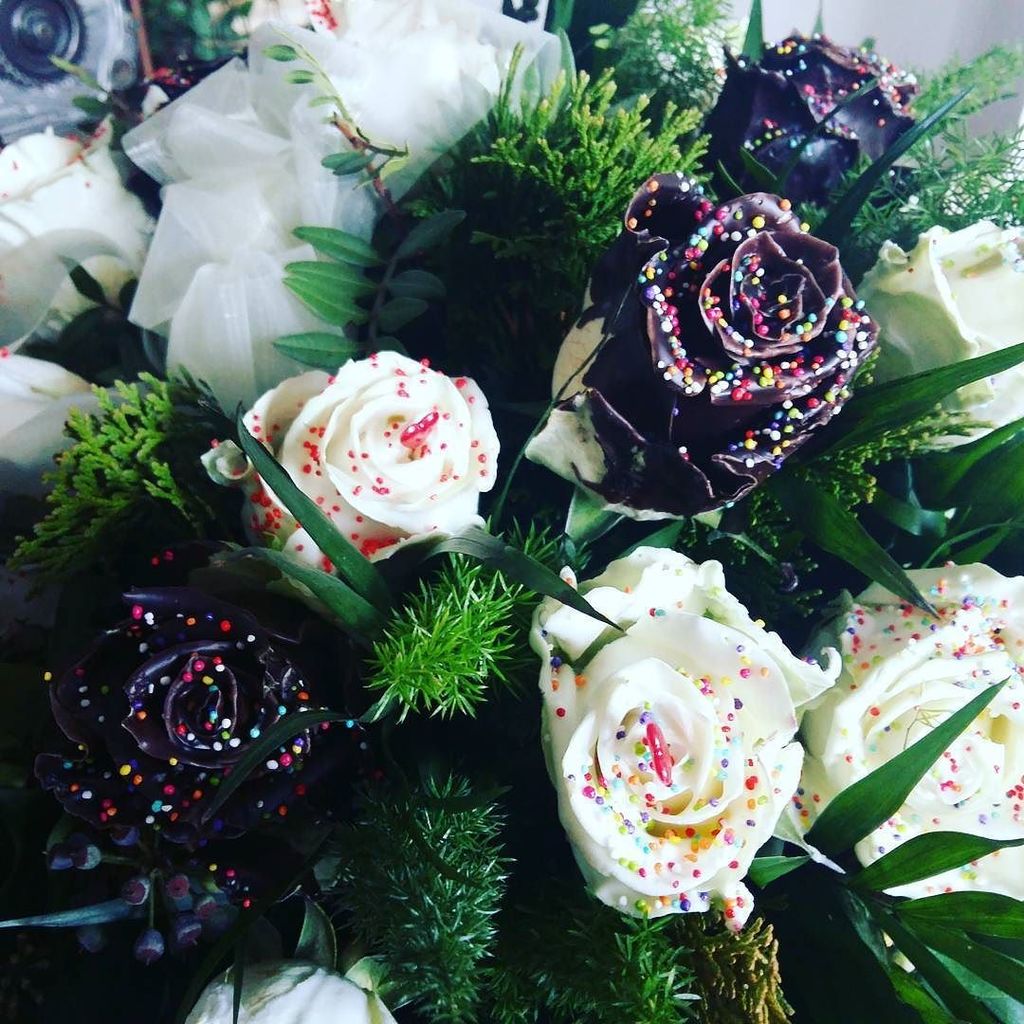 csajokamotoron's tweet photo. My #birthday #bouquet 🗑
#roses #whiteroses #blackroses #szülinap #csokor #rózsa #rózsák #v… https://t.co/ooUt3BiZLc https://t.co/tkpj69XTKy