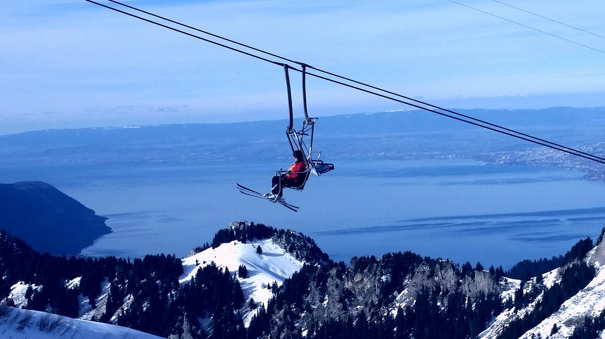 Skiing with a view. With quite a view. #ouverturedesaison <a href="/leysin/">leysin</a>  <a href="/KuklosLeysin/">Kuklos Leysin</a>
