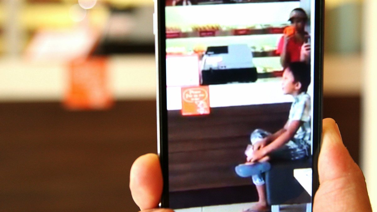KM_Jessica_Soho's tweet photo. Ang batang ito sa Aklan, bigla-bigla ba naman bumibirit ng "Secret Love Song"! Ayan, nag-viral tuloy siya sa social media! #KMJS12 https://t.co/9XLWVcXvlu