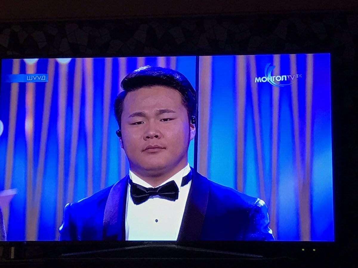 Энэ залууд л өгий дөө