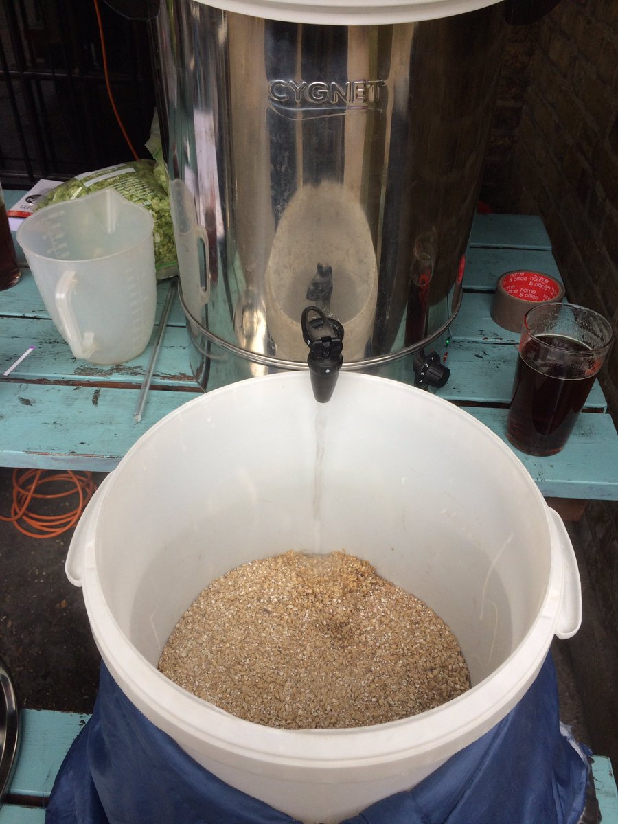 EsDesHandmade's tweet photo. Live brew starting now at the @northcotee11 #brewing #beer #pub #homebrew @WFPubs @CAMRA_Official @BrewUK #livebrew #localpub https://t.co/HwNIjm7e3o