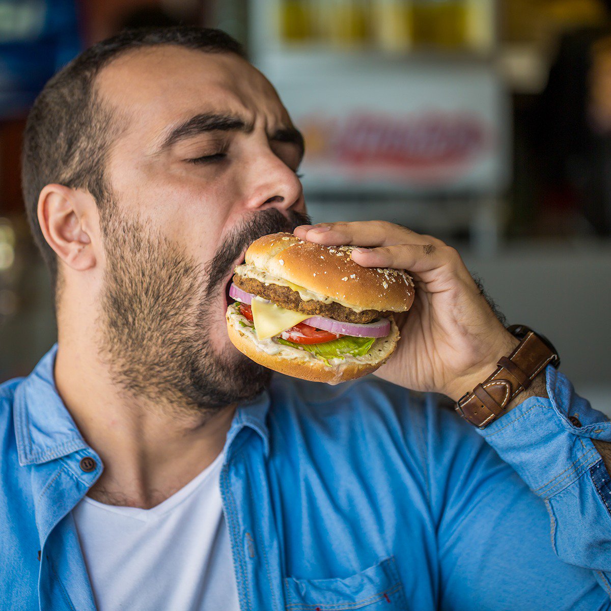 hardees_ksa's tweet photo. Bite. Now take a moment to appreciate it. #TheMightyBite https://t.co/hiqrYMJzeu