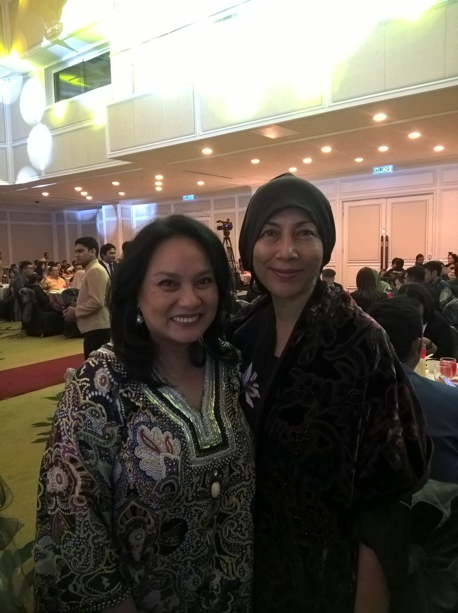 hameerzawawi's tweet photo. #MACP dinner with the mum. #MACP2016 https://t.co/3LnVHeL619