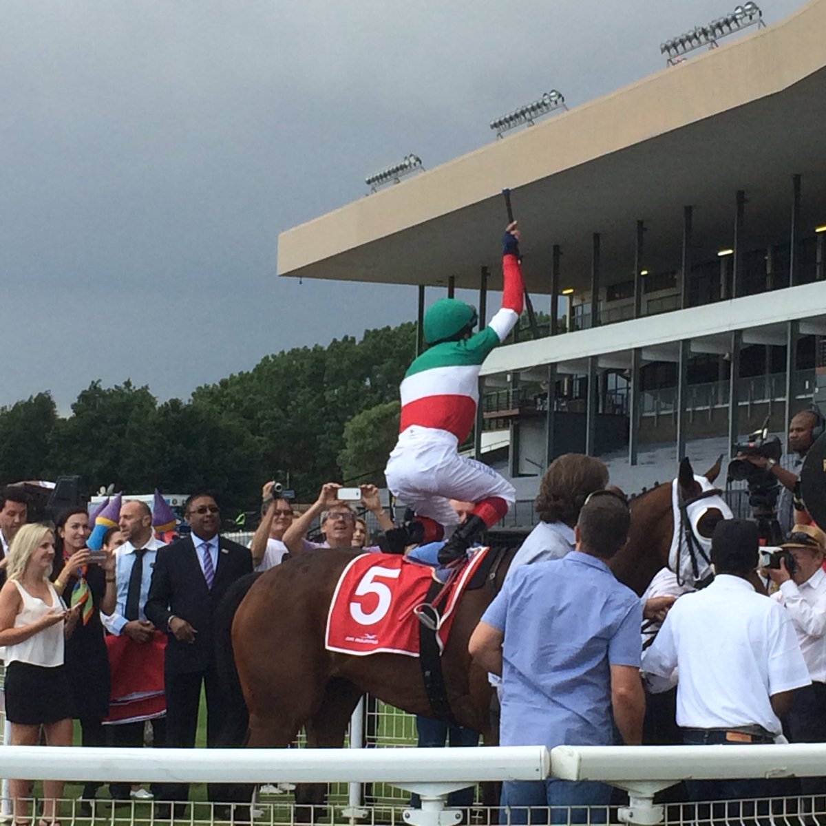 TroySender's tweet photo. What happened here??? 😂 Great to watch one of the greats!!! @FrankieDettori https://t.co/ftmYQv3gCH