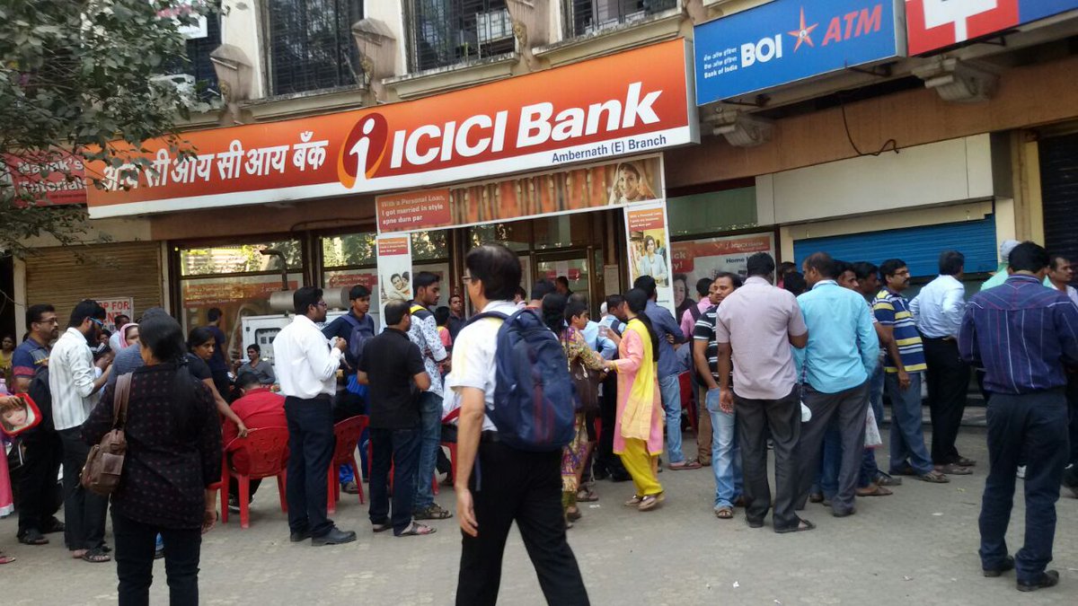 Honest_Indians's tweet photo. @ArtofLiving volunteers in Ambernath near Mumbai distributed water and biscuits to people in queues of various banks #Demonitisation 😊🇮🇳 https://t.co/9XhSyvJ5rW