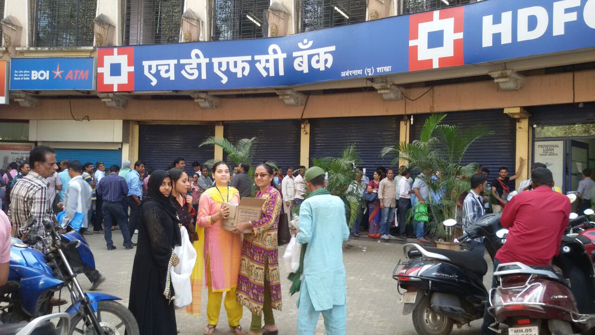 Honest_Indians's tweet photo. @ArtofLiving volunteers in Ambernath near Mumbai distributed water and biscuits to people in queues of various banks #Demonitisation 😊🇮🇳 https://t.co/9XhSyvJ5rW