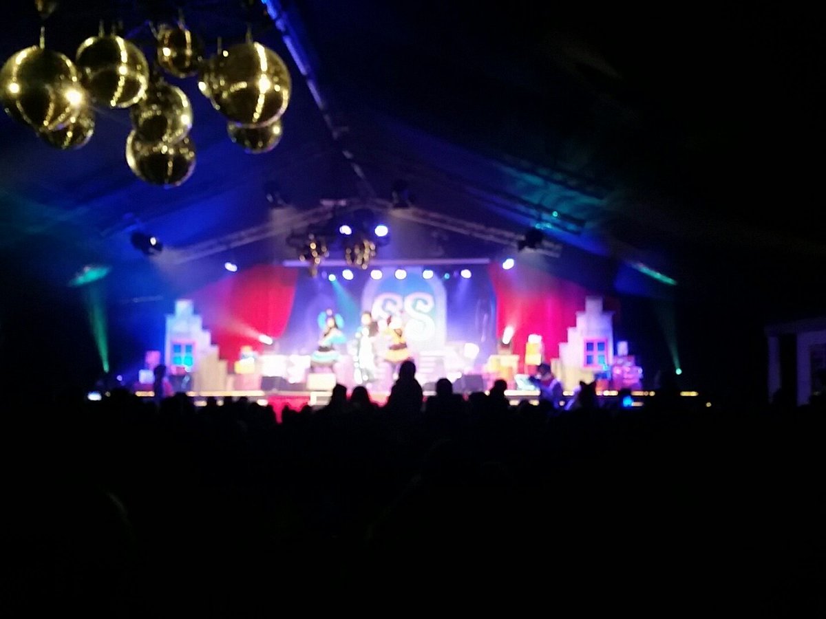 Lesliedeheer's tweet photo. Popconcert van si sa sinterklaas de Kids vinden het super #sinterklaas #duinrell  de #storm valt gelukkig mee :) https://t.co/B88pYrd8QR