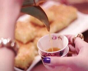 Kuwaita322's tweet photo. .
. 
الشعر مثل الكيف دله وفنجال 
يا سايق الفنجال لا عاد تملاه 
-
ما كل ما يخطر على البال ينقال 
ولا كل شعر  يبيض الوجه معناه 
.
مساء الخير https://t.co/T3KNow95sS