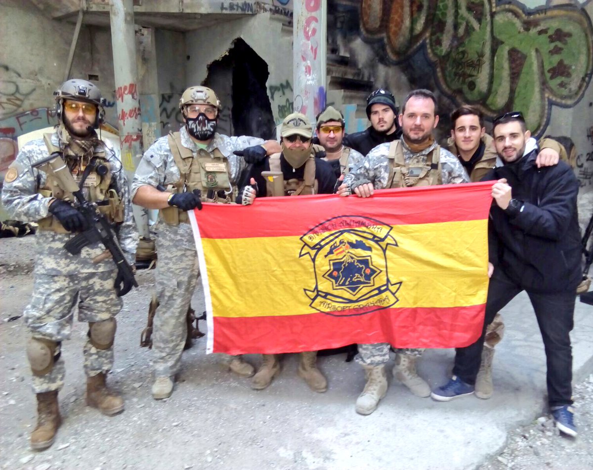 DivAlhambra's tweet photo. #DivAlhambra @JuanDeDiosRodr6 @navasn23 @lugucam @angucam14 #Pachu #King #Aguila #Villatoro #Cementera #Airsoft https://t.co/cBN0bDLgRO