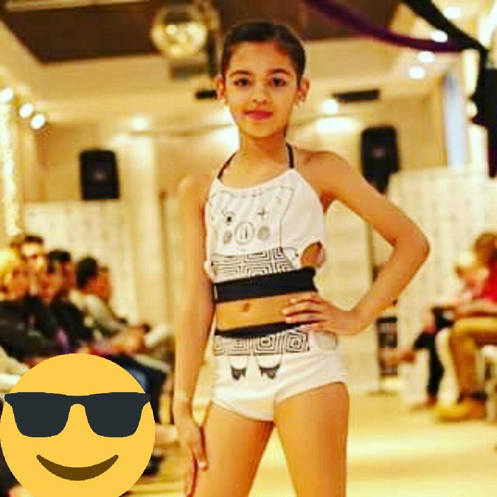 Budusitos07's tweet photo. Desfile colección trajes de baño https://t.co/fhlwNuvRrx