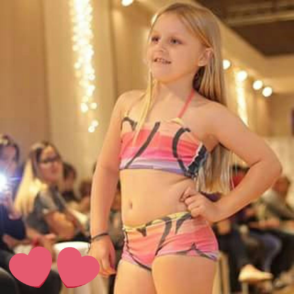 Budusitos07's tweet photo. Desfile trajes de baño. https://t.co/z3WiHQUf4G