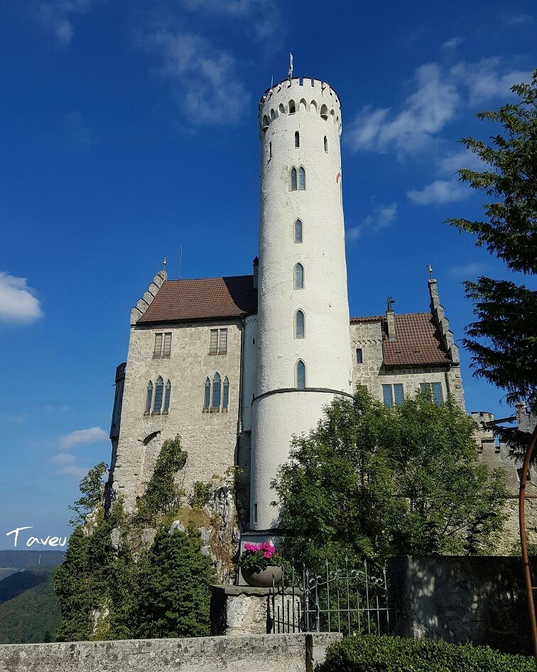tanjaveutner's tweet photo. #taveu #schloss #lichtenstein #honau #Märchenschloss #württemberg #landkreis #reutlingen #historismus #mittelalter #schwäbisch #alb #mypic https://t.co/g2gj2Sl8lr