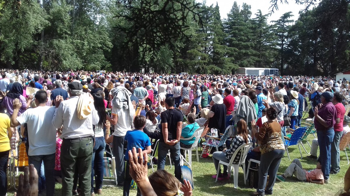 dod2278's tweet photo. Una multitud acompaña el encuentro con el Padre Roberto - Club de Planeadores de Rivadavia @FloresDuperou https://t.co/QOzJuAVhCa