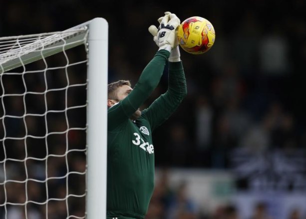 itvfootball's tweet photo. How not to catch a football https://t.co/wSXaXyUVle