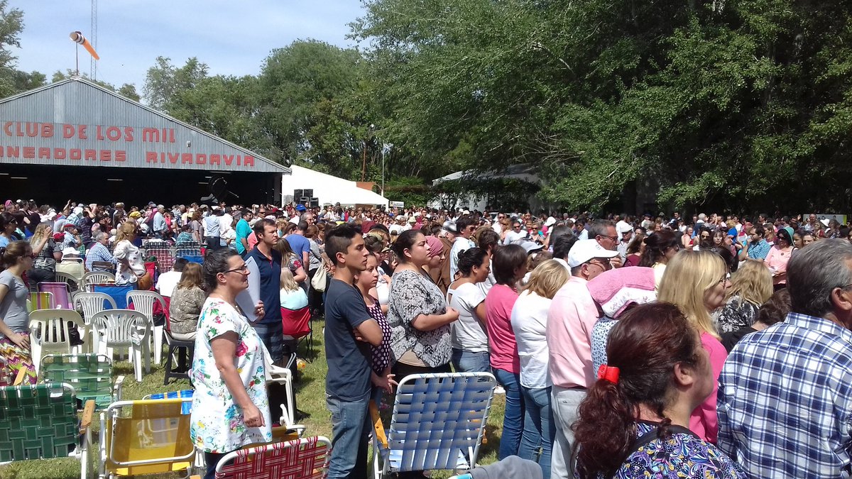 dod2278's tweet photo. Una multitud acompaña el encuentro con el Padre Roberto - Club de Planeadores de Rivadavia @FloresDuperou https://t.co/QOzJuAVhCa