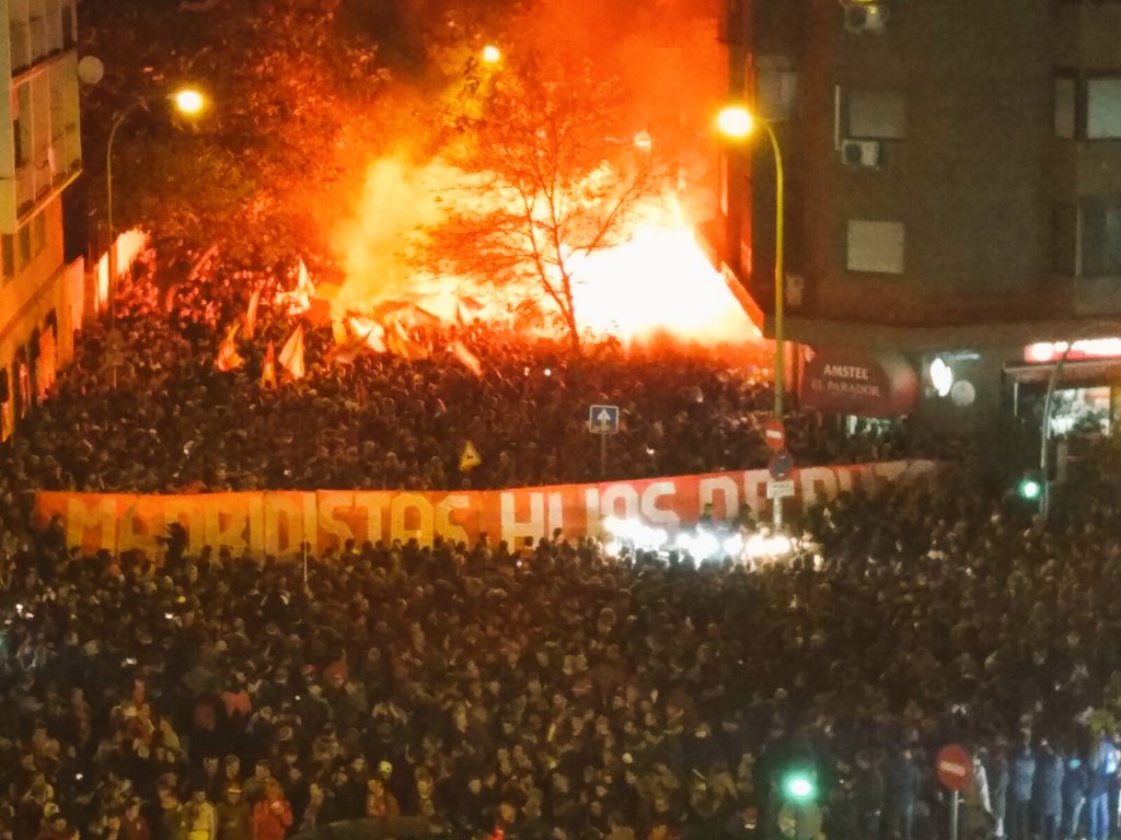 FA82Oficial's tweet photo. Nunca seremos como vosotros, y eso es motivo de orgullo. #MadridistasHijosDePuta https://t.co/bp2yyNMno0