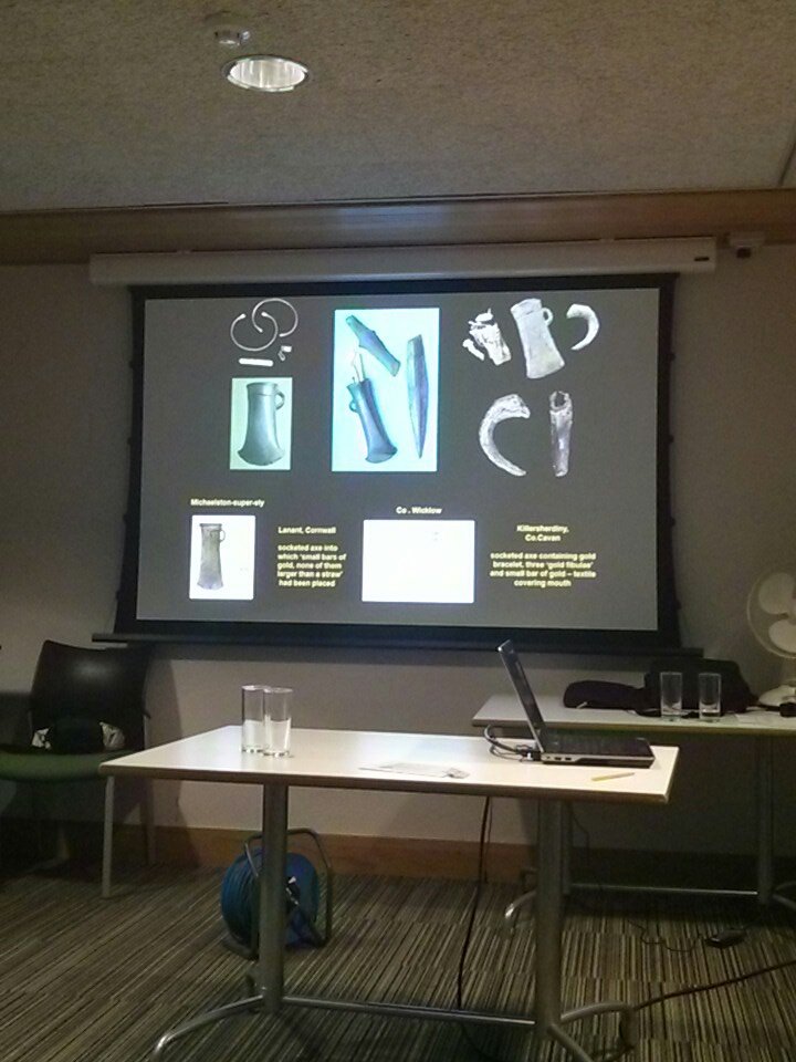 DrMetaDot's tweet photo. Specific practice- gold and bronze deposited together, often gold in sockets of axes #ObjectStory https://t.co/FlCWJIoQfq