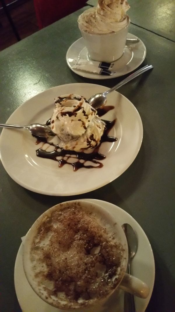 Cafe25Est's tweet photo. @Cafe25Est #Paris #Stalingrad envie de chocolat pour vous rechauffer ? Chocolat viennois fondant chantilly caramel beurre salé...venez vite https://t.co/iBw74p6fZG