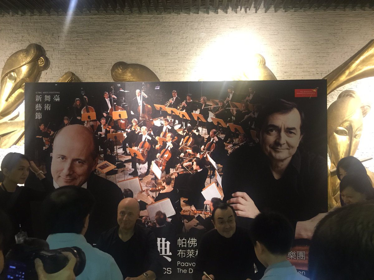 What a debut in Taiwan @DKAMbremen @paavo_jarvi w/ #PLAimard - 100s of people queuing afterwards!