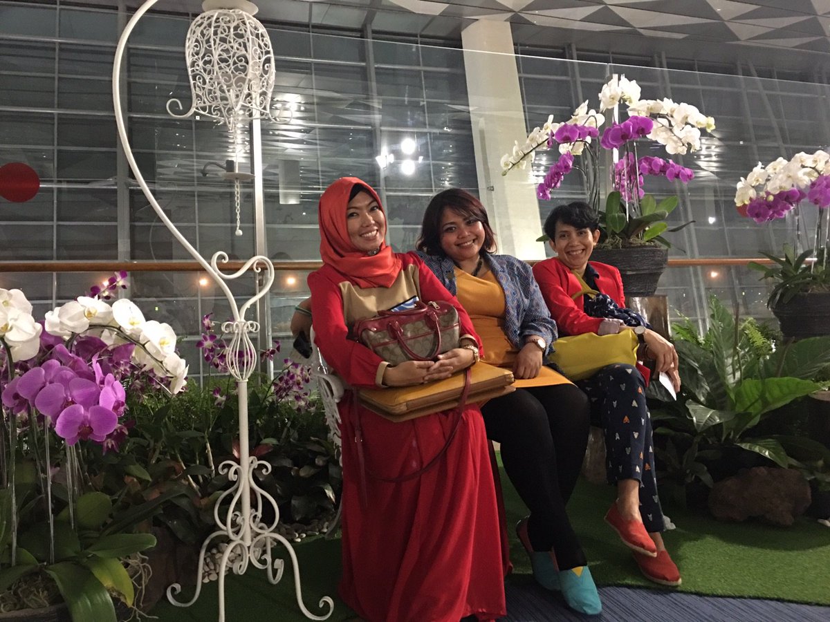 asikdibandara's tweet photo. #GayaDiT3 kali ini ada mbak @tenriyulia &amp; friends. #T3untukIndonesia https://t.co/4BSrz8EZvw