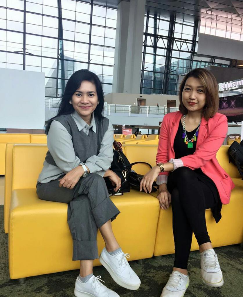 asikdibandara's tweet photo. Selalu suka dgn gaya mbak @nurjanahikke yg sederhana tp tetap terlihat cantik. Seperti saat ia hendak terbang dr #T3untukIndonesia ini. 😊 https://t.co/vy20LovOII