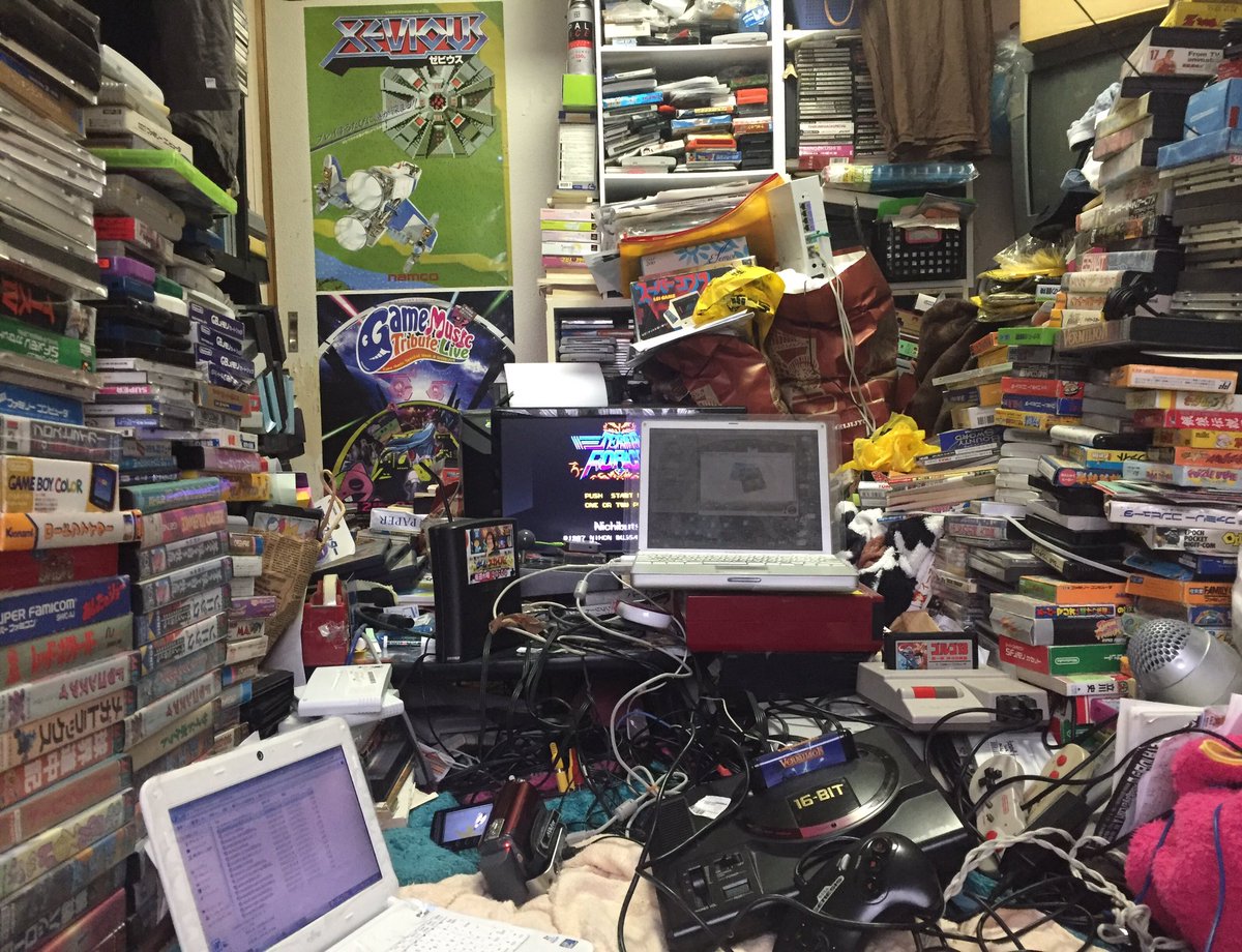 ゲーム芸人フジタ Twitterissa 土曜日 家を出る寸前の様子 パソコン2台と カメラと ゲーム等 フルに同時に使い 足でも引っ掛けたら 全てが崩れるドタバタ感