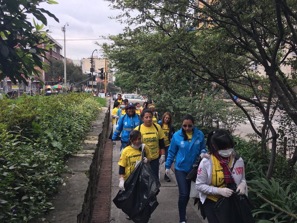 AlcaldChapinero's tweet photo. Con estudiantes de @UManuelaBeltran embellecemos #Chapinero #ColombiaLimpia #LimpiemosBogotá @hernandoquinter @ChapineroET https://t.co/YmNuwNzEbz
