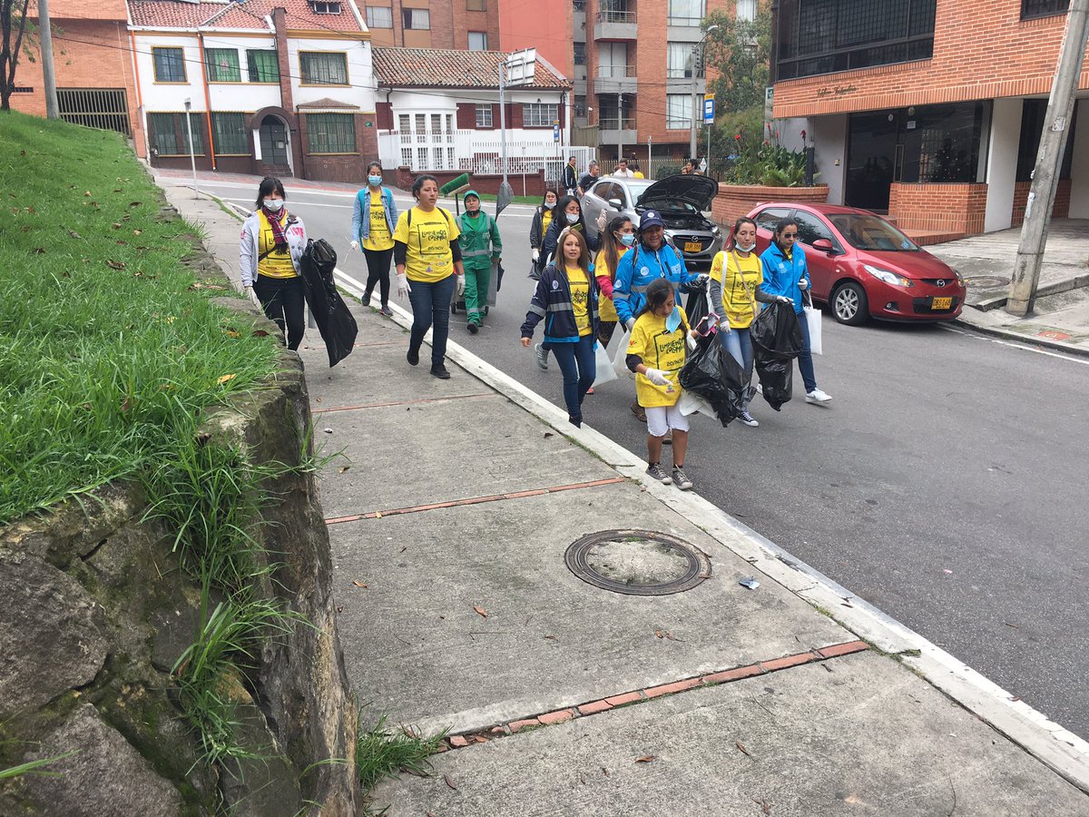 AlcaldChapinero's tweet photo. Con estudiantes de @UManuelaBeltran embellecemos #Chapinero #ColombiaLimpia #LimpiemosBogotá @hernandoquinter @ChapineroET https://t.co/YmNuwNzEbz