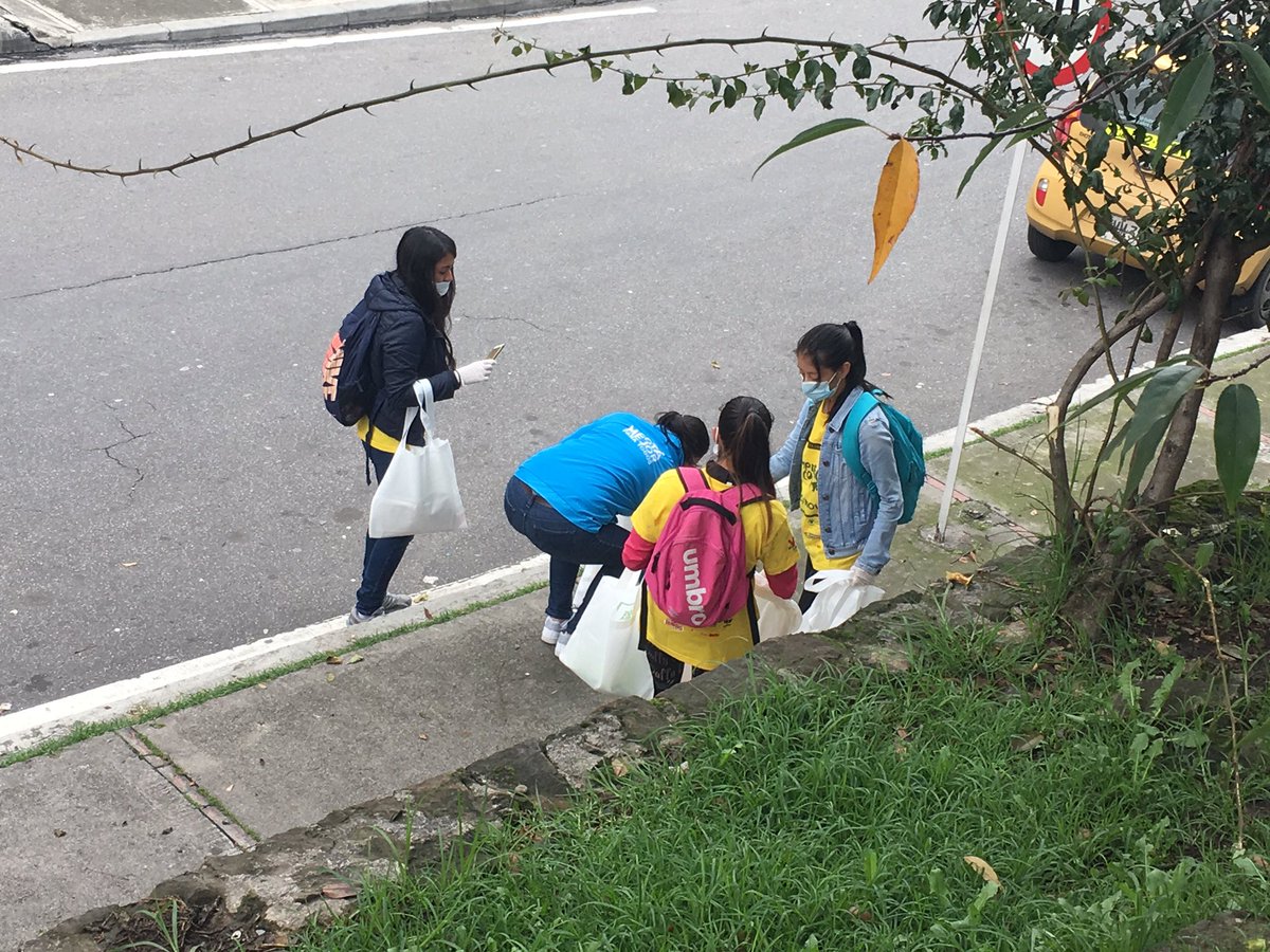 AlcaldChapinero's tweet photo. Con estudiantes de @UManuelaBeltran embellecemos #Chapinero #ColombiaLimpia #LimpiemosBogotá @hernandoquinter @ChapineroET https://t.co/YmNuwNzEbz