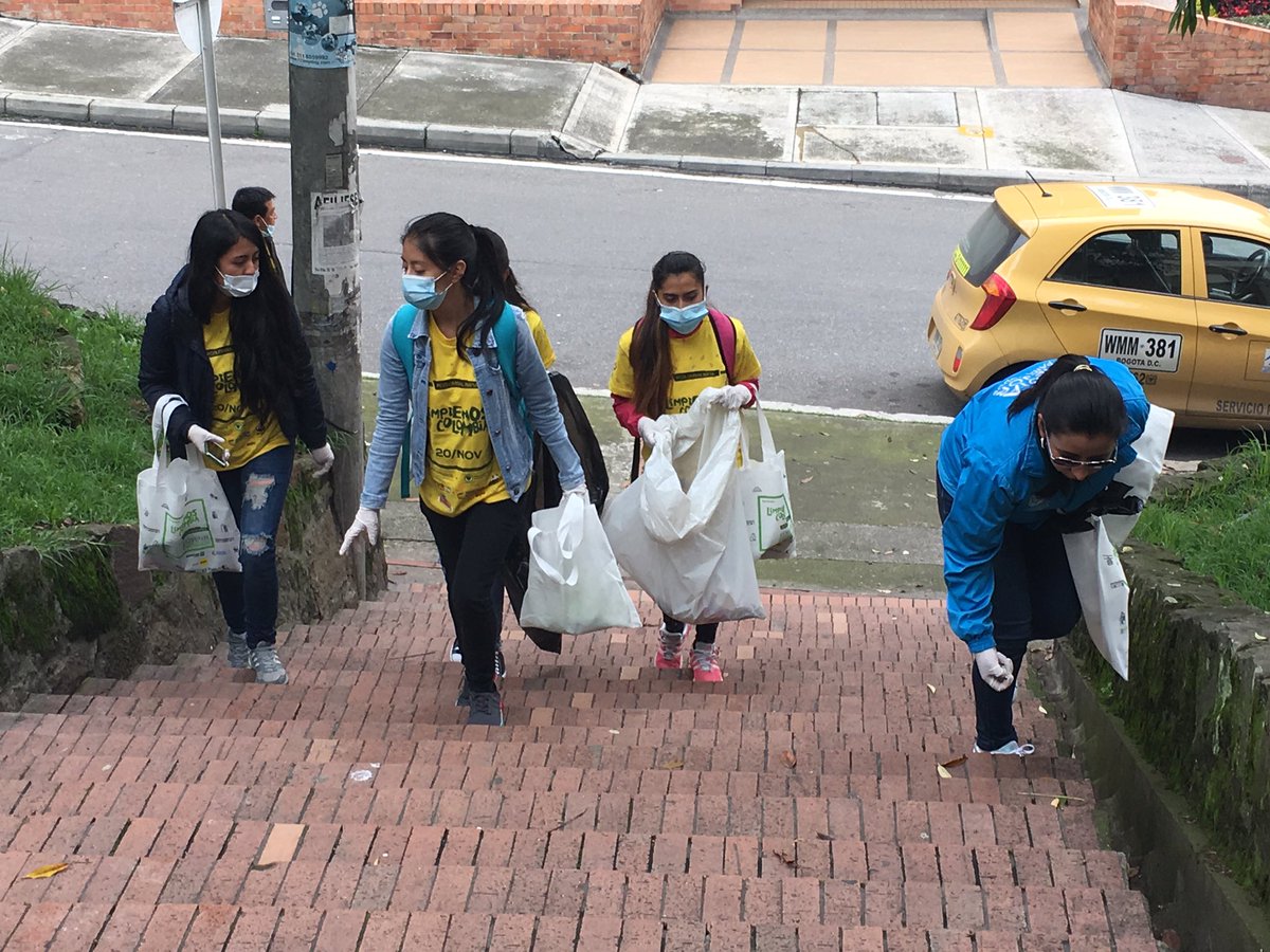 AlcaldChapinero's tweet photo. Con estudiantes de @UManuelaBeltran embellecemos #Chapinero #ColombiaLimpia #LimpiemosBogotá @hernandoquinter @ChapineroET https://t.co/YmNuwNzEbz