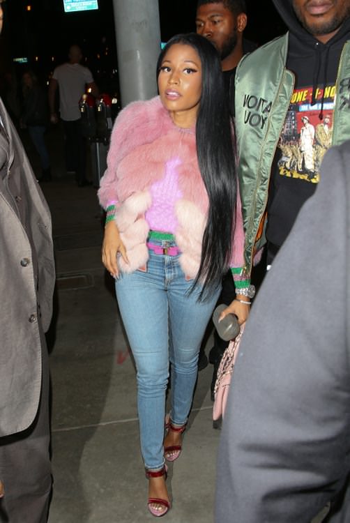 nickiMARAJcom's tweet photo. CANDIDS: @NICKIMINAJ Arriving to Catch LA - https://t.co/mEmfQU6TsH https://t.co/qMYf7Utb75