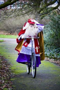 CycleConcept's tweet photo. Sinterklaas is weer in het land! Neem eens een kijkje op https://t.co/iS6o4UsXRa voor cadeautjes voor de wielerliefhebber! #sinterklaas https://t.co/wRWfu0qSqZ