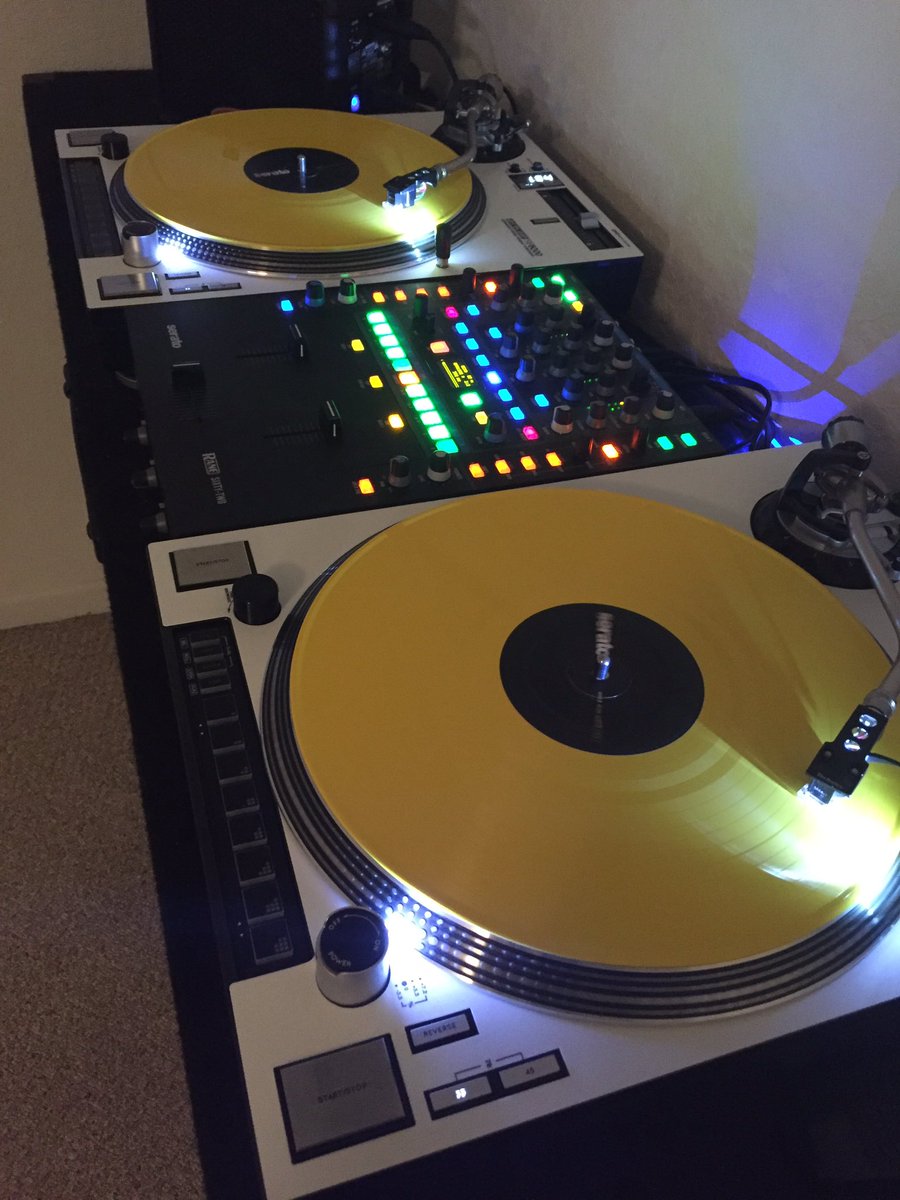 DJChaye's tweet photo. New all white skinz for the reloop 8000 @ReloopDJ #djc #reloops #reloop8000 #white #skinz #rane62 #rane #serato #dj https://t.co/tEBJca7lzi