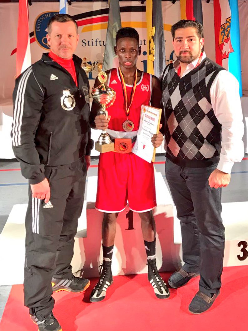 BoxZentrum's tweet photo. Gold für Tarik !! 52 kg geballte Explosivkraft ... Wachablösung in der Elite ! 
#TeamBoxzentrum #Straubing #DM2016 https://t.co/goGV76WdbU