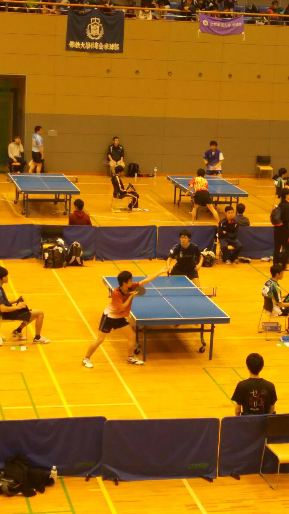 大阪市立大学体育会卓球部 1人目は木瀬選手 超カッコイイフォームから繰り出されるサーブと部内no 1のカーブドライブを駆使して2部選手を苦しめました このドライブにどれほど苦しめられたものか 笑 お疲れ様でした ๑ O ๑ ۶ T Co