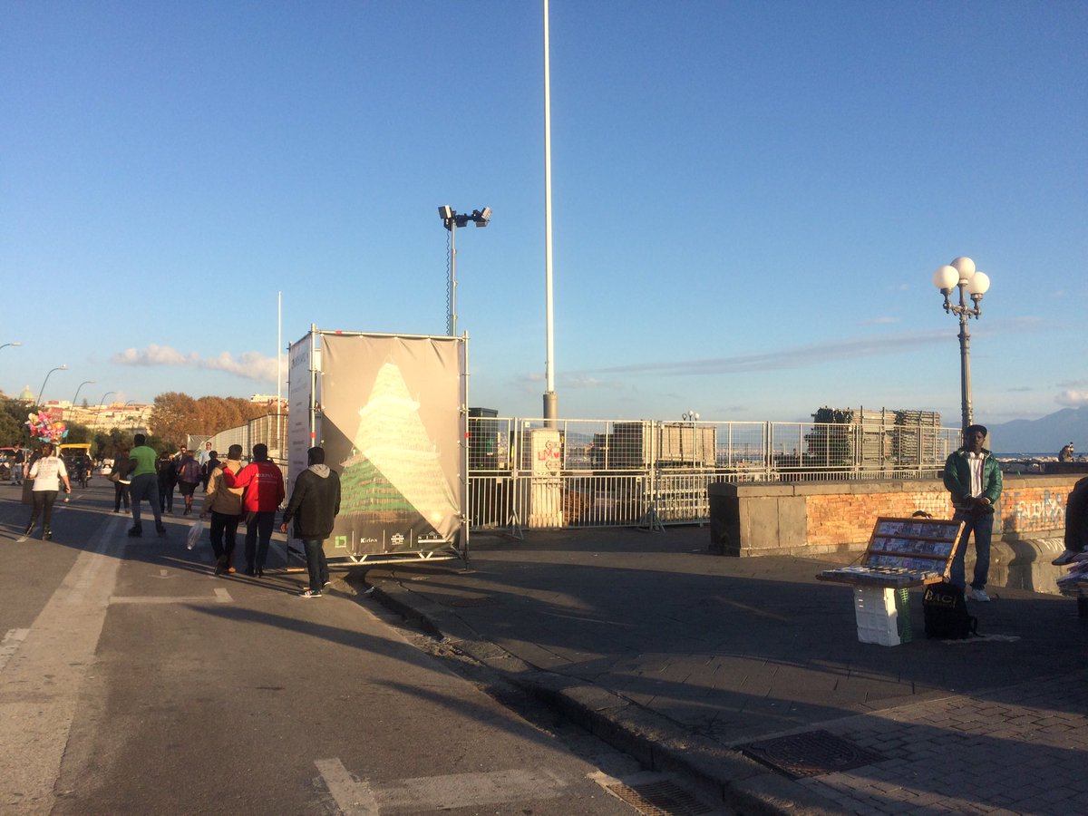 tonialimatola's tweet photo. Lo stanno facendo veramente #alberonatale a #ilpostogiusto #napoli #walkingwell https://t.co/9fDSSJGQ2x