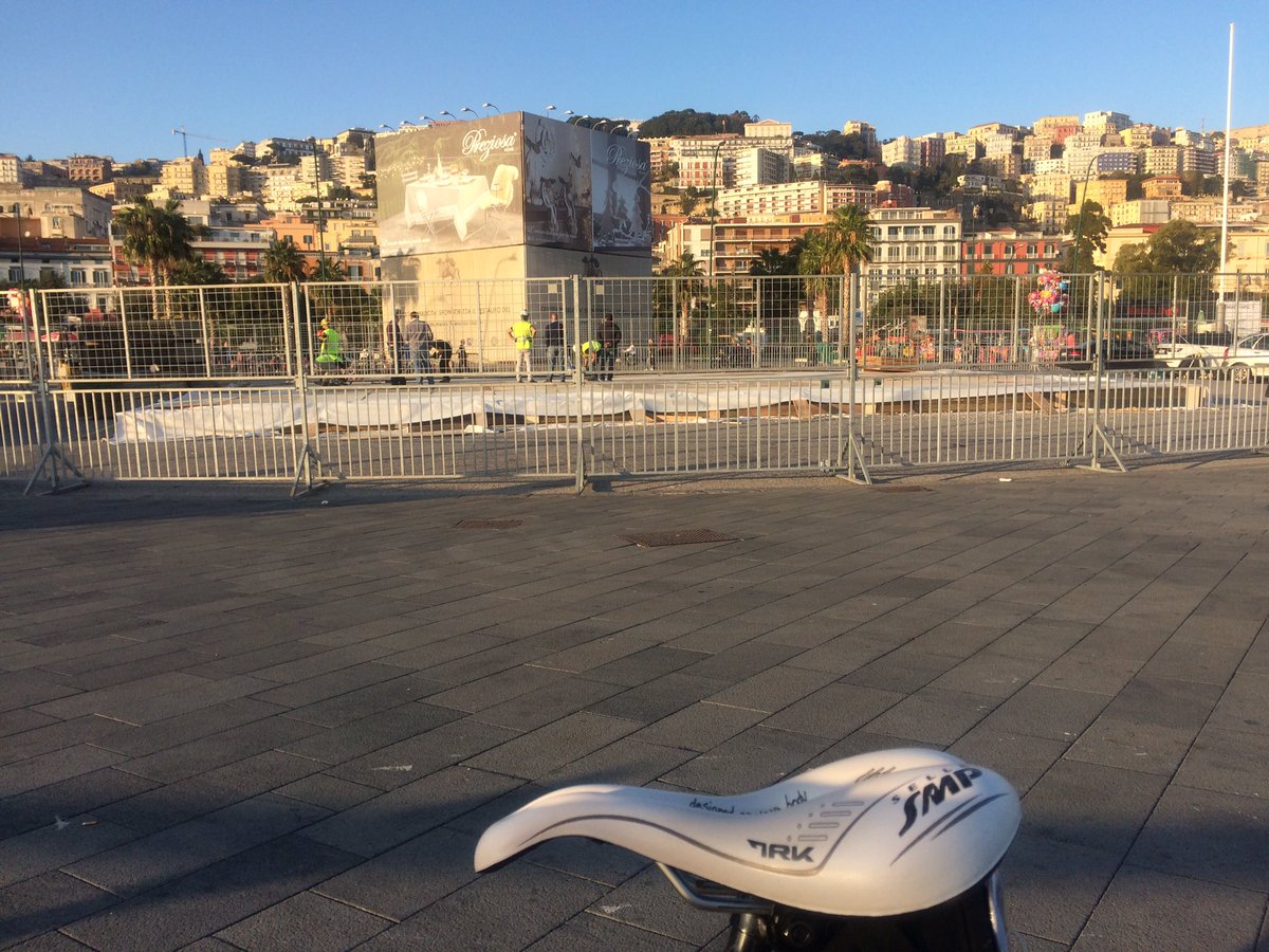 tonialimatola's tweet photo. Lo stanno facendo veramente #alberonatale a #ilpostogiusto #napoli #walkingwell https://t.co/9fDSSJGQ2x