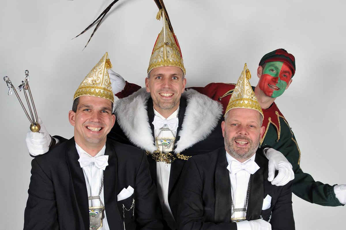 L1_Nieuws's tweet photo. Video: Carnavalsvereniging in Oostrum doet mee aan Mannequin Challenge. https://t.co/TjJBmnUqgJ https://t.co/LGcN1xJE1m