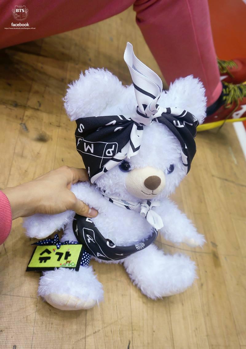 archivesyoongi's tweet photo. remember when yoongi couldnt go to isac 2014 because he was recovering from a surgery, they kept a suga bear with them the whole time https://t.co/JuzvhOp4je