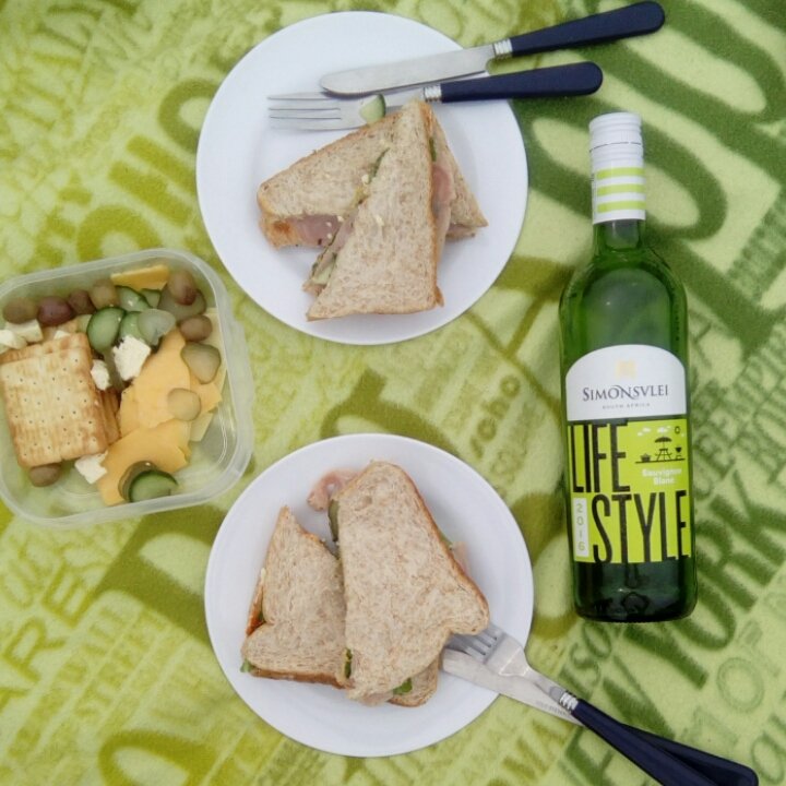 FashionJazz's tweet photo. #sundayfunday picnic vibes with my 💓 today #simonsvlei https://t.co/JUFyRBFlss