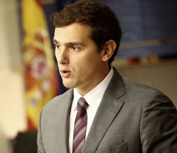 PoliticSempais's tweet photo. Albert es perfecto y quien diga lo contrario miente 😍😛 https://t.co/dPR8sezcdp