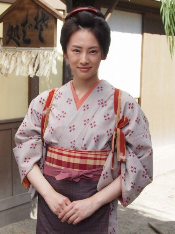 A Twitter 北川景子ちゃんが大好き デビューから可愛くて ドレスもお着物もとっても似合う 性格も素晴らしいお方 そして景子ちゃんも好きな宝塚が大好きです 皆様どうぞよろしくお願いします リツイートした人全員フォローする 北川景子