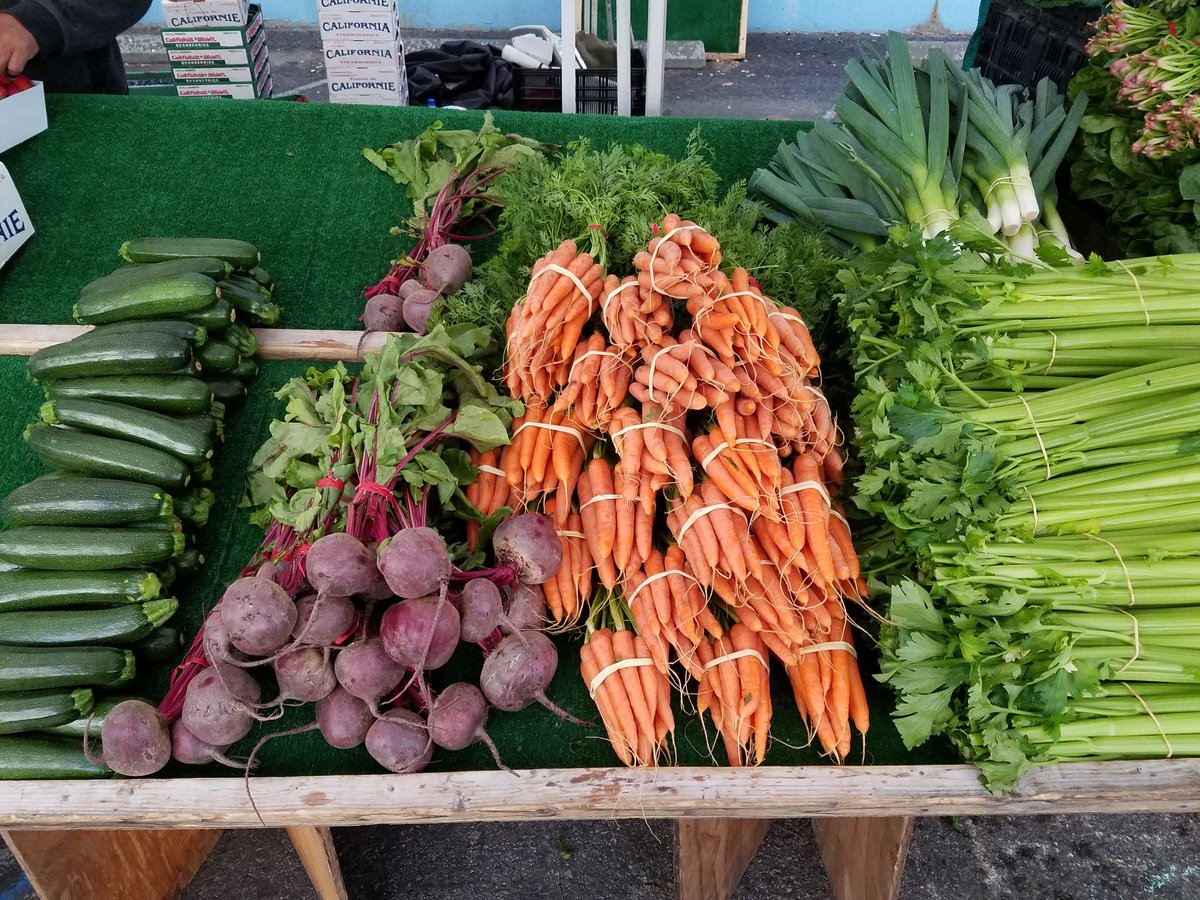 PacificPaliFM's tweet photo. Fresh vegetables for all your Thanksgiving cooking needs. Pali High 8-1pm. https://t.co/RfgOoY7hia