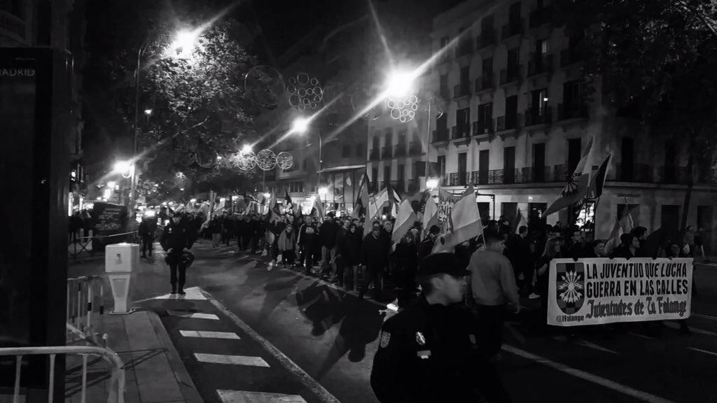 Antifaxismoa's tweet photo. España siglo XXI fascistas toman las calles
@ONU_es @UEmadrid 
80 años después ensalzando un genocidio #Madrid
#20N
1936🌹2016 #DDHH https://t.co/snmgBBvhIt