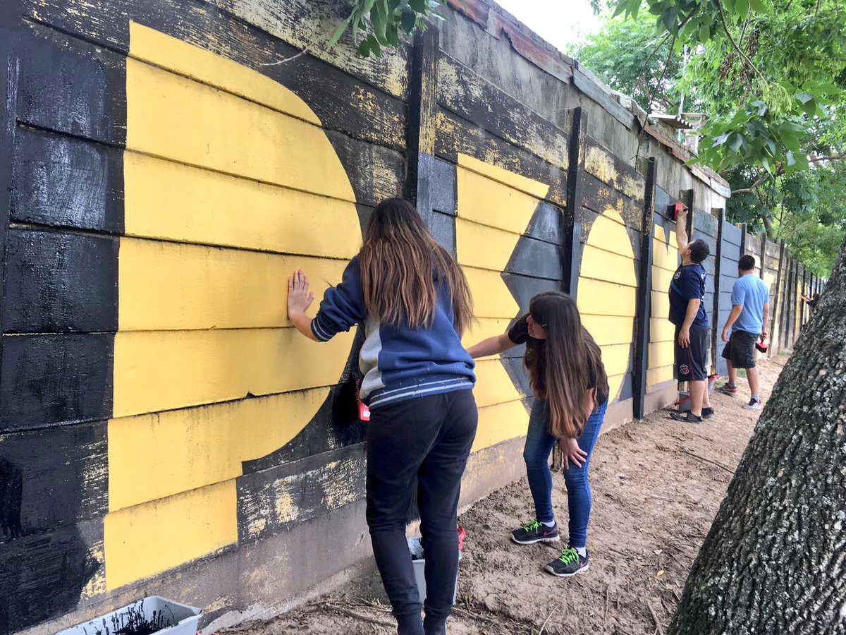 LosAromosCAP's tweet photo. La gente de @BarriosCAP pintando Los Aromos una vez más. Gracias! https://t.co/kkWf6Cu829