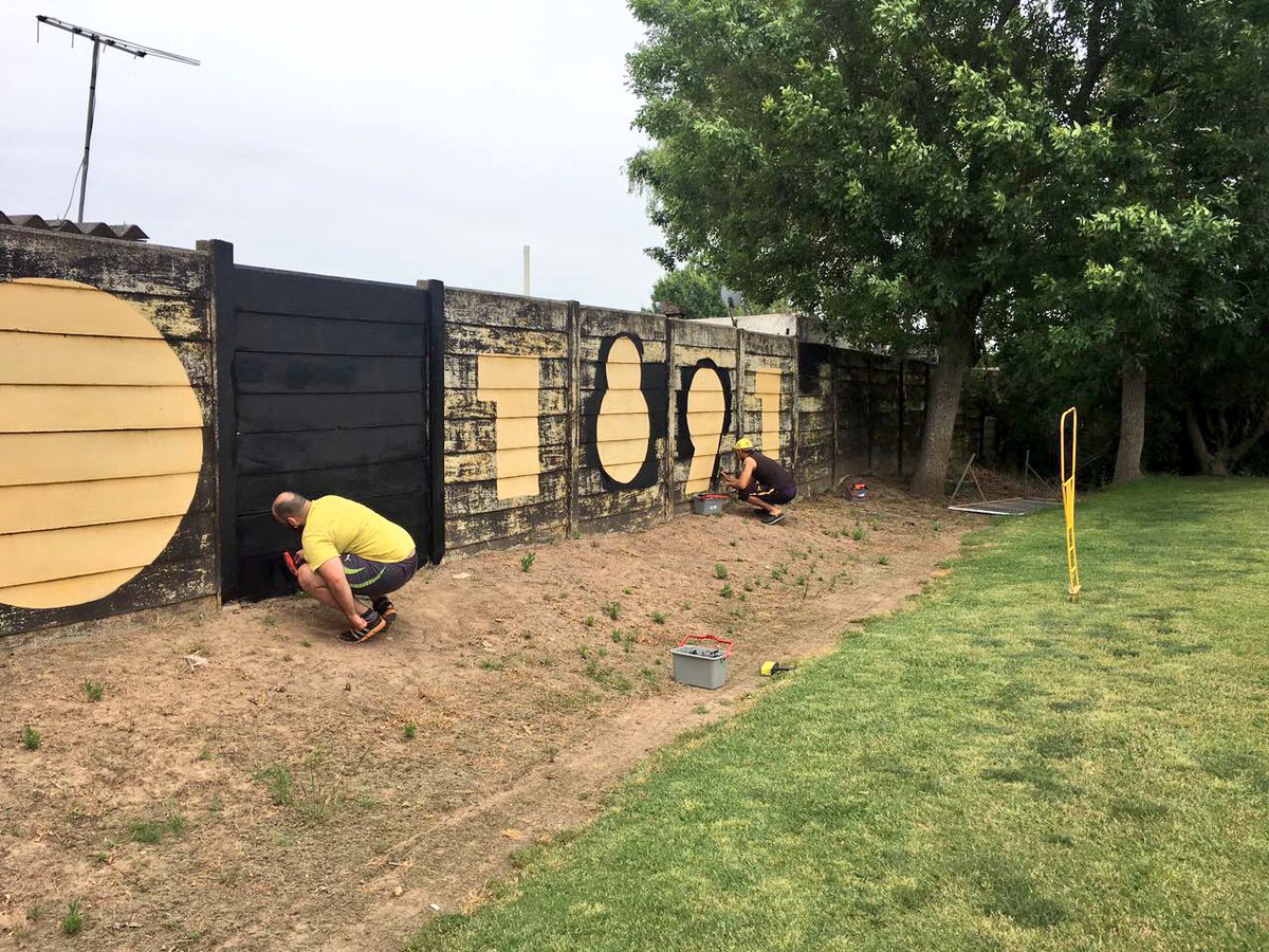 LosAromosCAP's tweet photo. La gente de @BarriosCAP pintando Los Aromos una vez más. Gracias! https://t.co/kkWf6Cu829