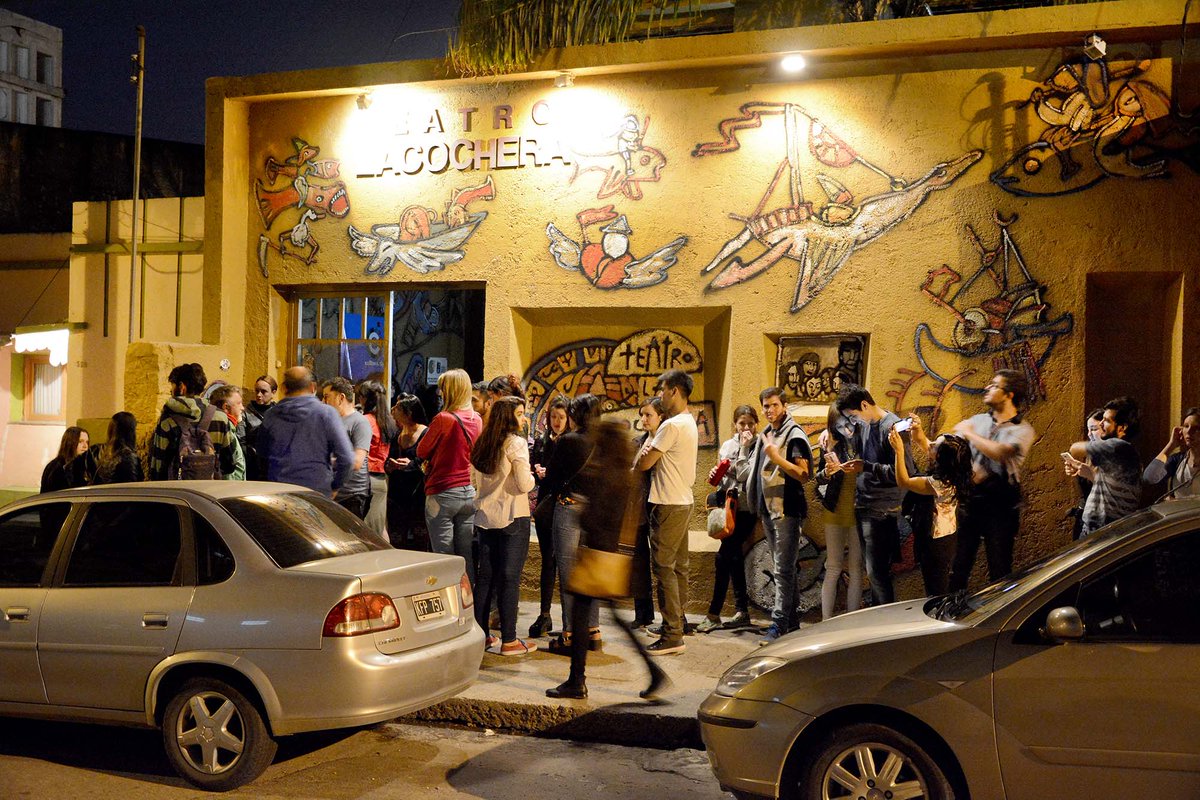 AgCbaCultura's tweet photo. #NocheDeLosTeatros a sala llena ¡Gracias a todos los q se acercaron por los teatros! Crónica y fotos> https://t.co/lppXVBi98w @redsalascba https://t.co/4l4GXvCW1y
