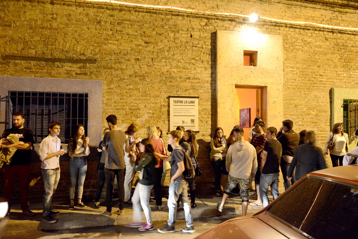 AgCbaCultura's tweet photo. #NocheDeLosTeatros a sala llena ¡Gracias a todos los q se acercaron por los teatros! Crónica y fotos> https://t.co/lppXVBi98w @redsalascba https://t.co/4l4GXvCW1y